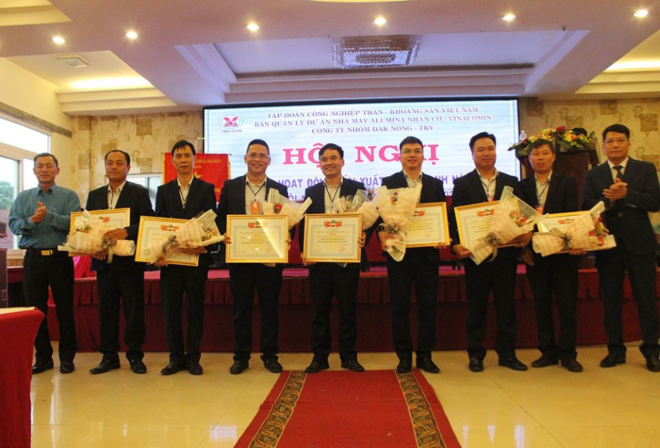 Khen thưởng cho các cá nhân hoàn thành xuất sắc nhiệm vụ năm 2019