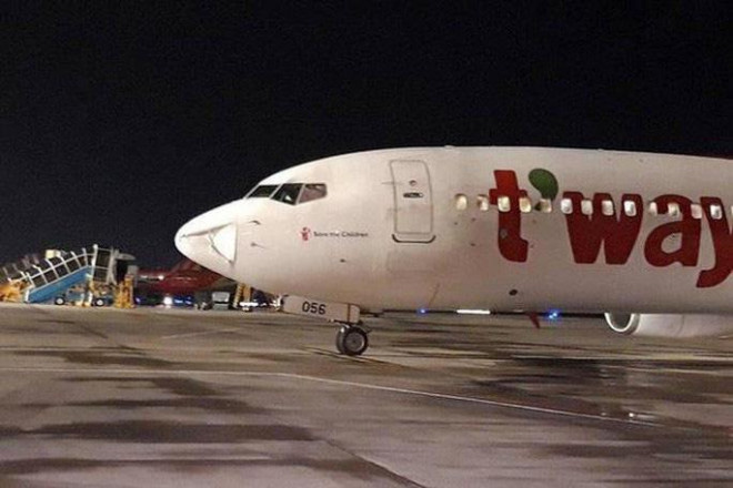 máy bay Boeing B737 của Hãng hàng không Tway Air - Hàn Quốc bị móp mũi sau khi hạ cánh xuống sân bay Tân Sơn Nhất nghi do phương tiện bay không người lái
