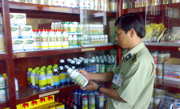 Kiểm tra tại một cửa hàng kinh doanh thuốc bảo vệ thực vật