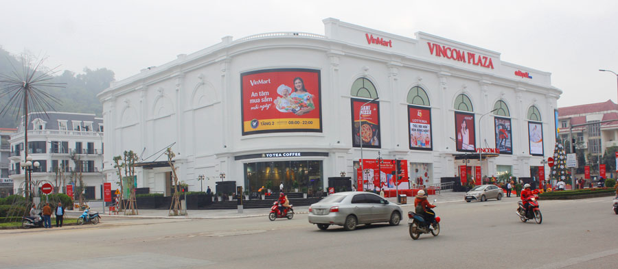 Trung tâm thương mại Vincom Plaza Bắc Kạn tọa lạc ngay trung tâm đường Trường Chinh và Hùng Vương, TP.Bắc Kạn.