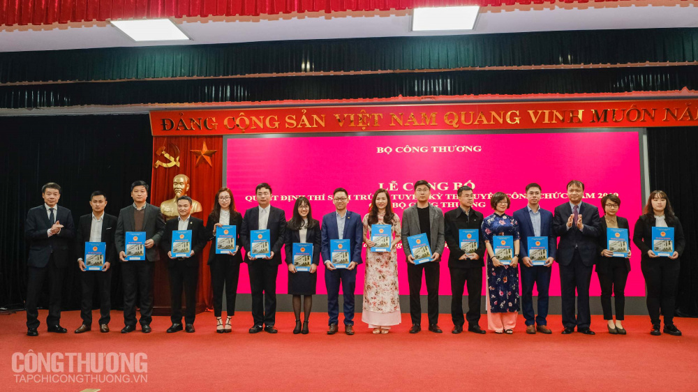 Lễ trao Quyết định cho 89 thí sinh trúng tuyển trong Kỳ thi tuyển công chức Cwin63 sân chơi đỉnh cao năm 2019