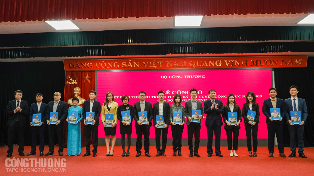 Lễ trao Quyết định cho 89 thí sinh trúng tuyển trong Kỳ thi tuyển công chức Cwin63 sân chơi đỉnh cao năm 2019