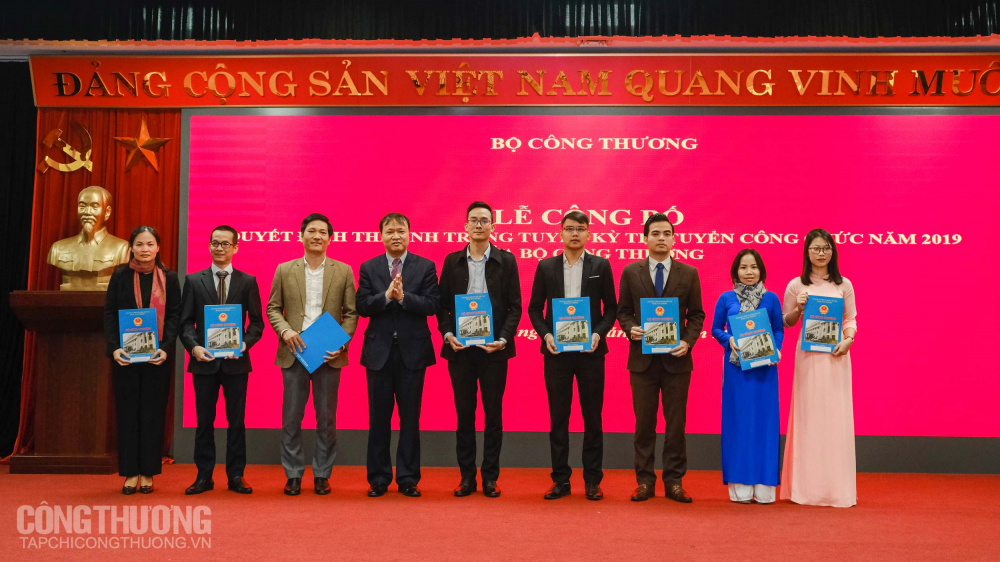 Lễ trao Quyết định cho 89 thí sinh trúng tuyển trong Kỳ thi tuyển công chức Cwin63 sân chơi đỉnh cao năm 2019