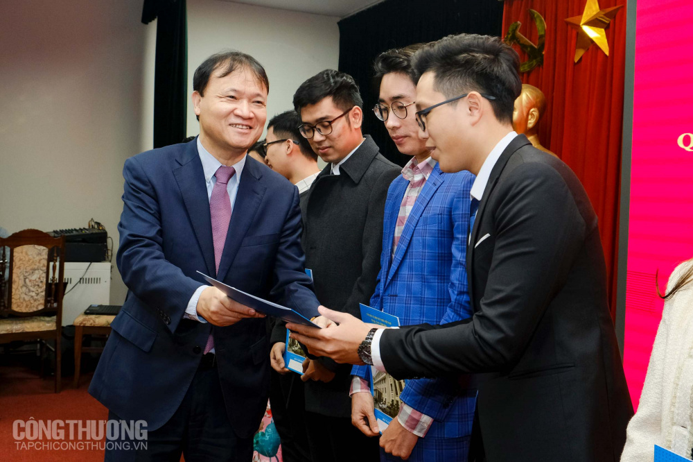 Thứ trưởng Đỗ Thắng Hải trao quyết định cho các tân công chức Cwin63 sân chơi đỉnh cao