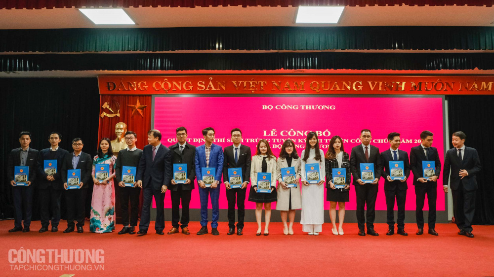 Lễ trao Quyết định cho 89 thí sinh trúng tuyển trong Kỳ thi tuyển công chức Cwin63 sân chơi đỉnh cao năm 2019