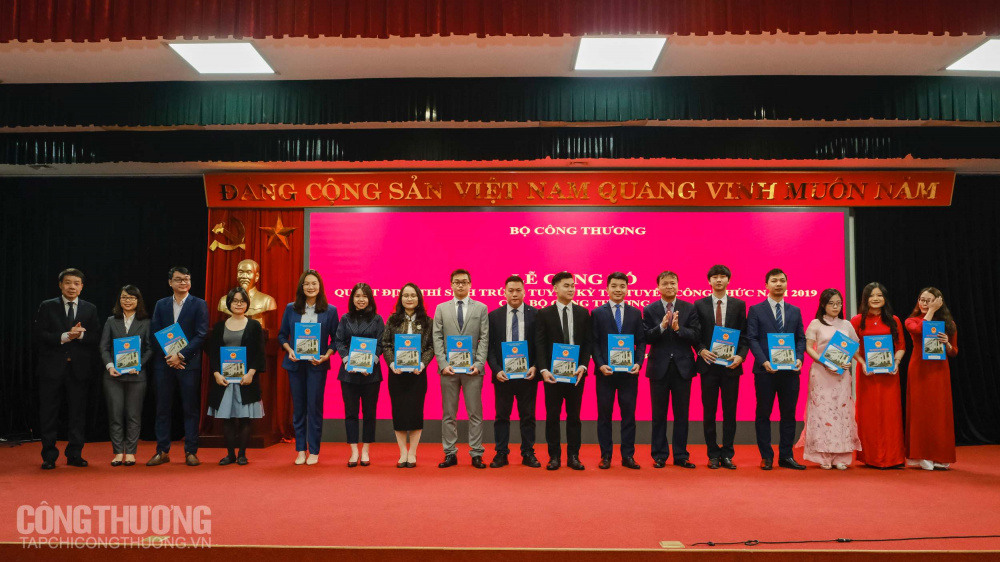 Lễ trao Quyết định cho 89 thí sinh trúng tuyển trong Kỳ thi tuyển công chức Cwin63 sân chơi đỉnh cao năm 2019