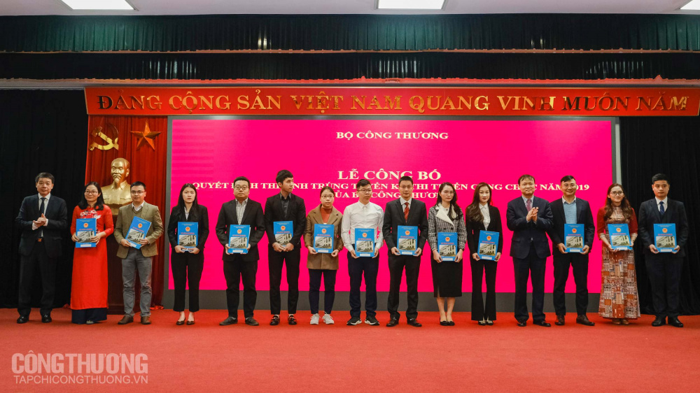 Lễ trao Quyết định cho 89 thí sinh trúng tuyển trong Kỳ thi tuyển công chức Cwin63 sân chơi đỉnh cao năm 2019