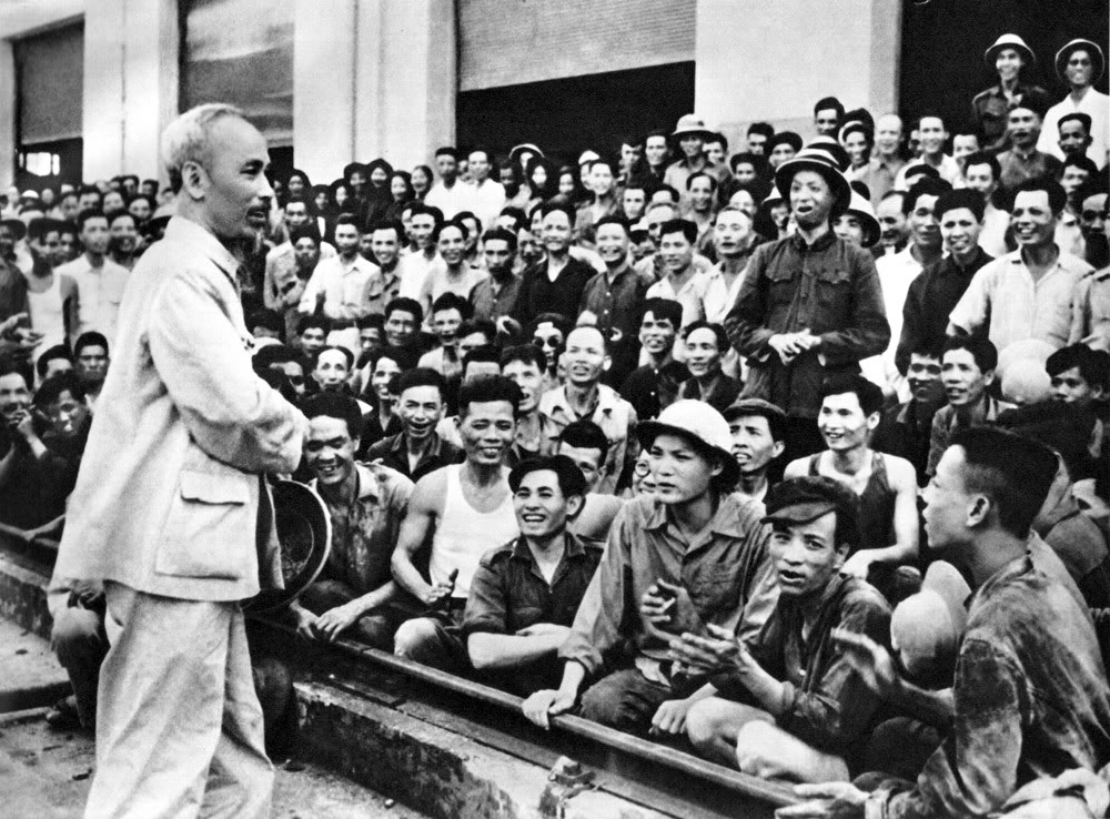 Bác Hồ thăm Nhà máy Xe lửa Gia Lâm 