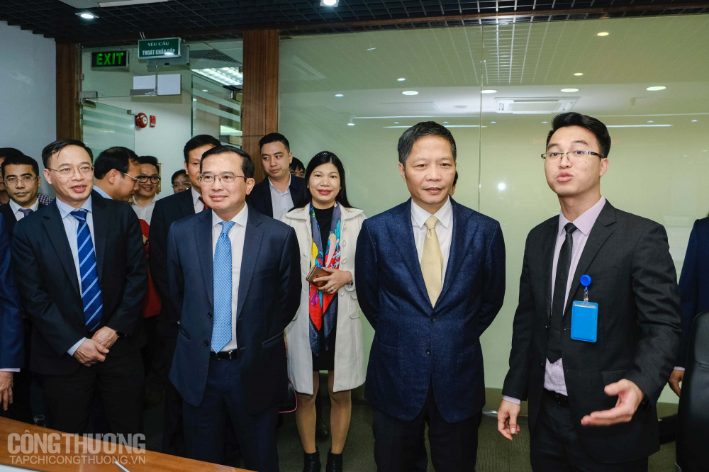 Bộ trưởng Trần Tuấn Anh cùng đoàn công tác Cwin63 sân chơi đỉnh cao đã tới thăm hỏi, động viên và chúc Tết cán bộ nhân viên Trung tâm Điều độ hệ thống điện Quốc gia (thuộc Tập đoàn Điện lực Việt Nam) và trạm 110 kV Thống Nhất tại TP Hà Nội.