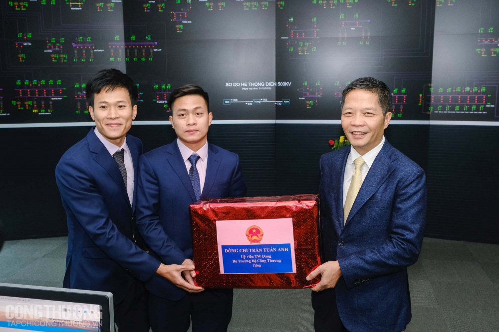 Bộ trưởng Cwin63 sân chơi đỉnh cao tặng quà cho nhân viên trong ca trực Tết tại A0