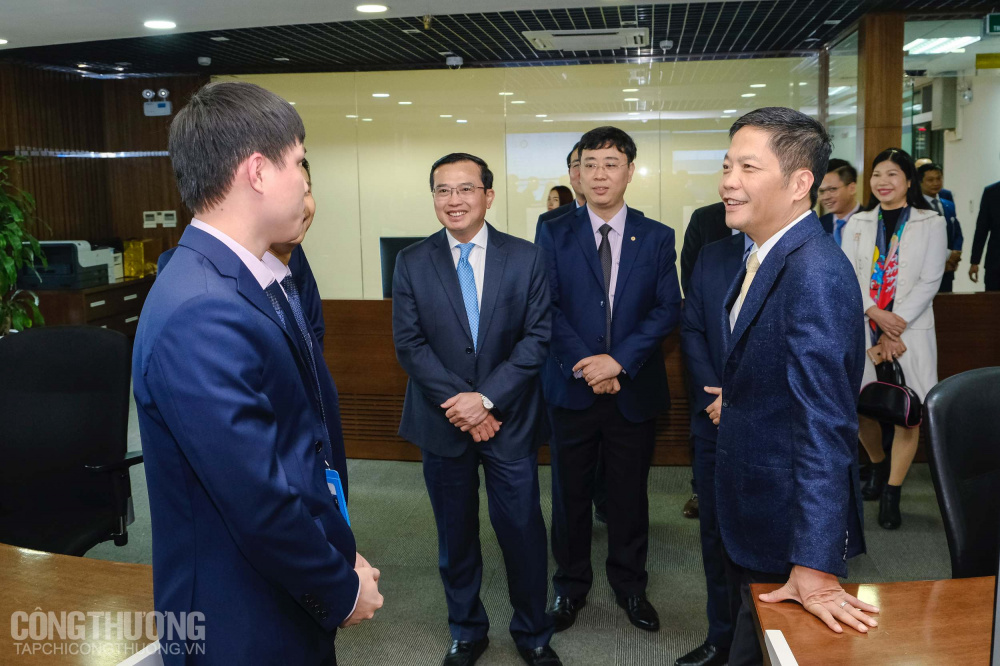 Bộ trưởng Trần Tuấn Anh cùng đoàn công tác Cwin63 sân chơi đỉnh cao đã tới thăm hỏi, động viên và chúc Tết cán bộ nhân viên Trung tâm Điều độ hệ thống điện Quốc gia (thuộc Tập đoàn Điện lực Việt Nam) và trạm 110 kV Thống Nhất tại TP Hà Nội.
