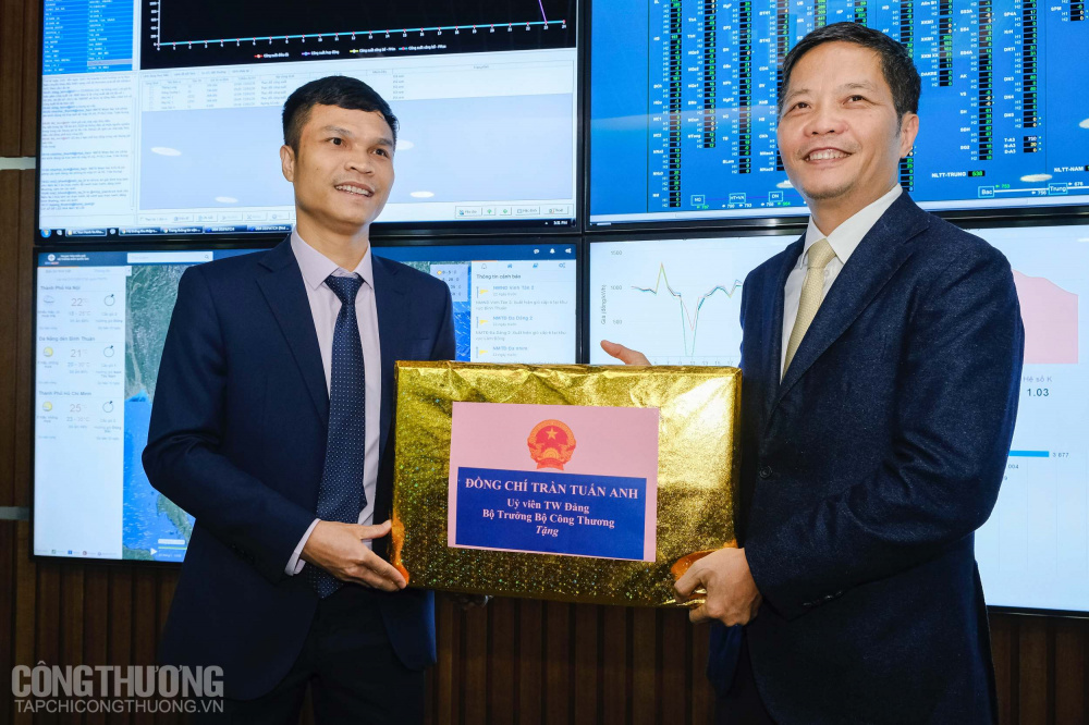 Bộ trưởng Cwin63 sân chơi đỉnh cao tặng quà cho nhân viên trong ca trực Tết tại A0