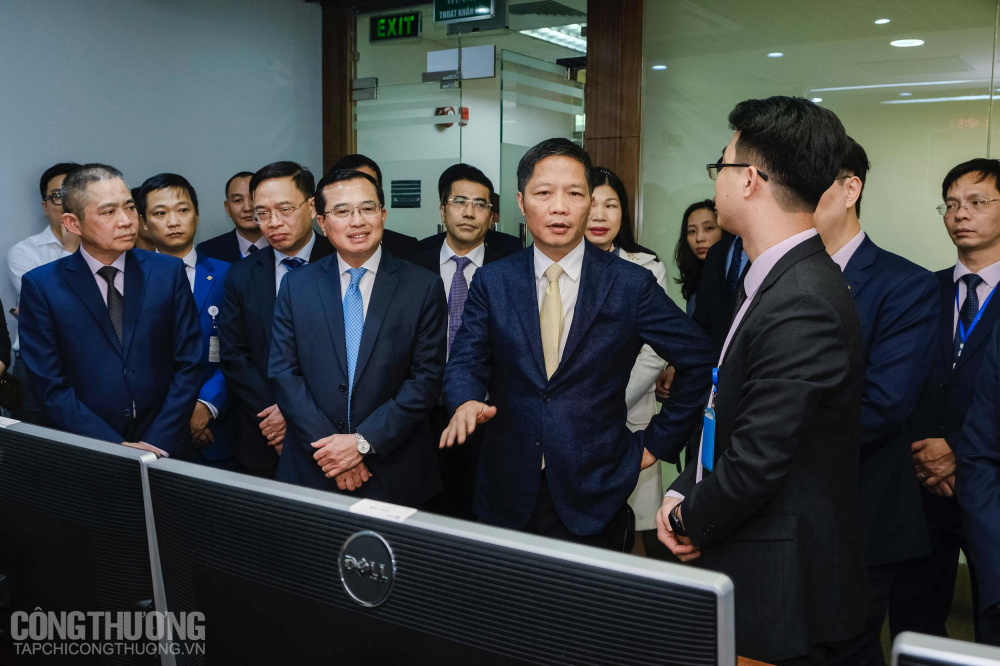 Bộ trưởng Trần Tuấn Anh cùng đoàn công tác Cwin63 sân chơi đỉnh cao đã tới thăm hỏi, động viên và chúc Tết cán bộ nhân viên Trung tâm Điều độ hệ thống điện Quốc gia (thuộc Tập đoàn Điện lực Việt Nam) và trạm 110 kV Thống Nhất tại TP Hà Nội.