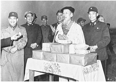 Bác Hồ tặng quà Tết và nói chuyện với các chiến sỹ Đoàn không quân Sao Vàng, sáng mồng 1 Tết Đinh Mùi 