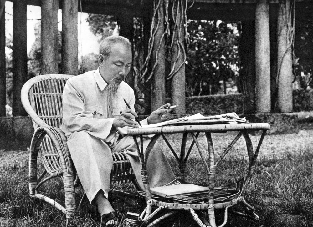 Người ngồi đó với cây chì đỏ/ Vạch đường đi từng bước từng giờ