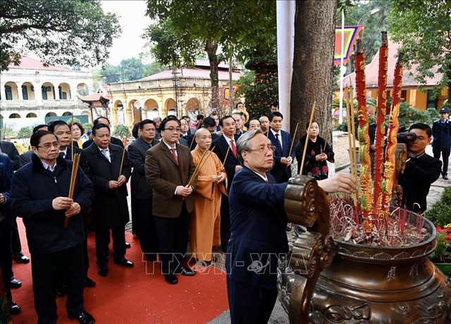 Lãnh đạo Đảng, Nhà nước dâng hương