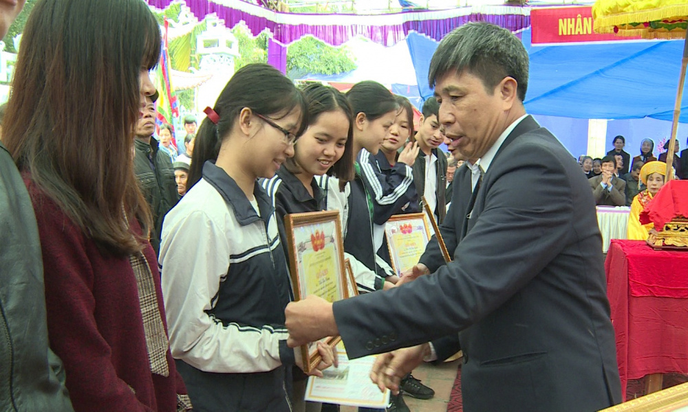 Đại diện lãnh đạo xã Sen Chiểu trao thưởng cho các học sinh đỗ đại học 