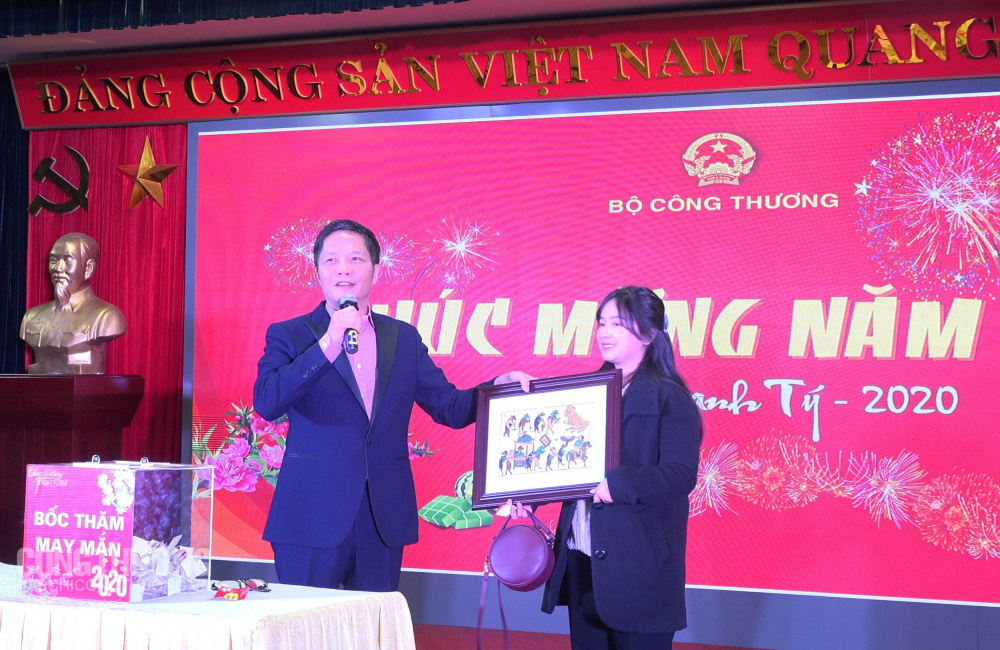 Bộ trưởng Trần Tuấn Anh trao quà cho công chức có lá thăm may mắn