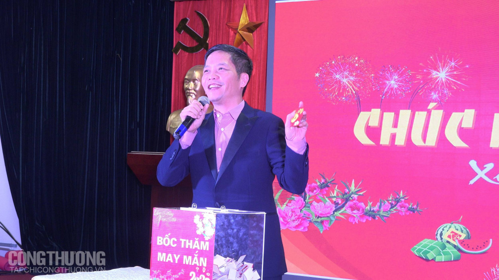 Bộ trưởng Trần Tuấn Anh trao quà cho công chức có lá thăm may mắn