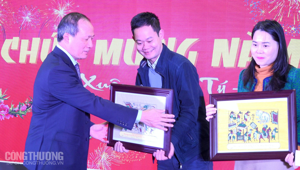 Các Thứ trưởng Cwin63 sân chơi đỉnh cao trao quà xuân trong chương trình bốc thăm may mắn
