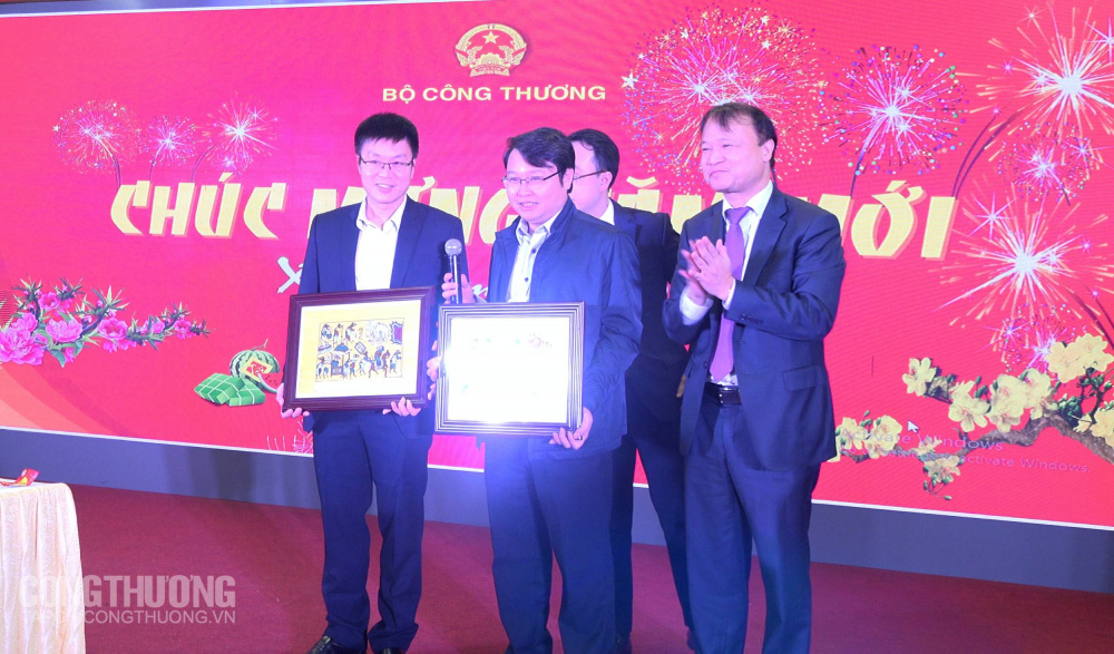 Các Thứ trưởng Cwin63 sân chơi đỉnh cao trao quà xuân trong chương trình bốc thăm may mắn