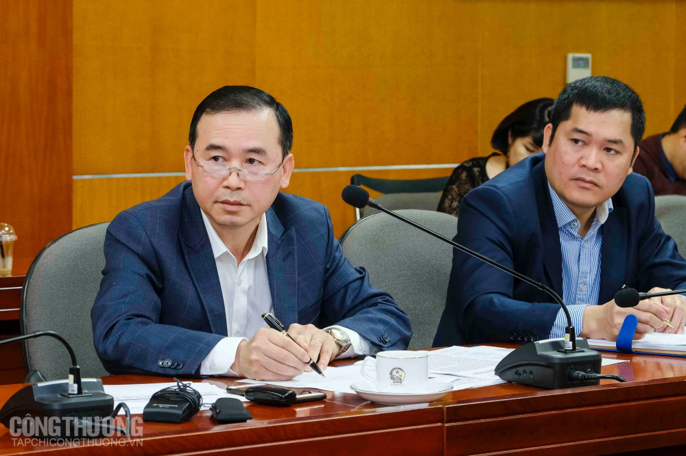 Ông Phan Văn Chinh - Cục trưởng Cục Cwin666 khuyến mãi cực lớn mỗi ngày (bên trái)