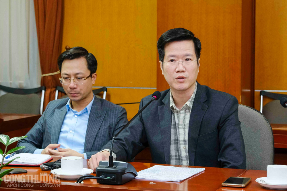 Ông Dương Duy Hưng - Vụ trưởng Vụ Kế hoạch (bên phải)