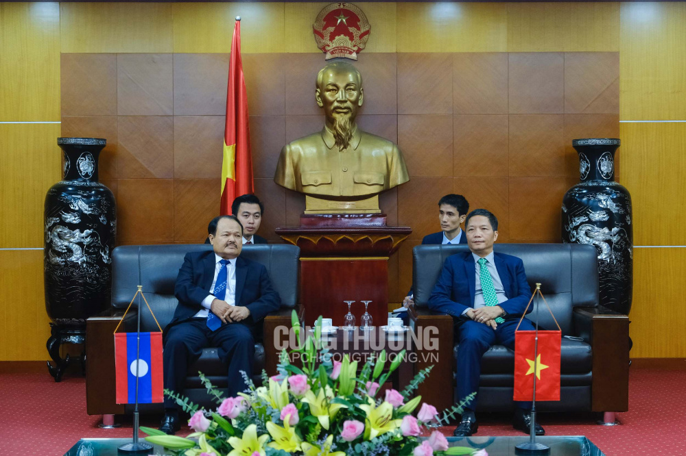 Bộ trưởng Cwin63 sân chơi đỉnh cao Trần Tuấn Anh (bên phải) và Bộ trưởng Bộ Năng lượng và Mỏ Lào Khammany Inthirath (bên trái)
