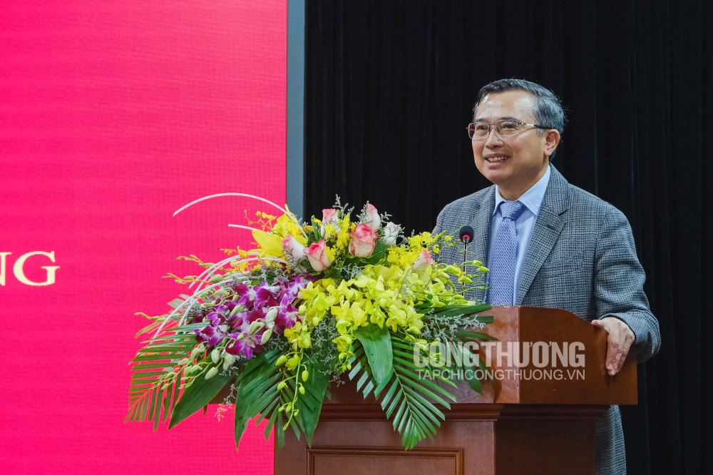 Thứ trưởng Hoàng Quốc Vượng chia sẻ tại buổi gặp mặt