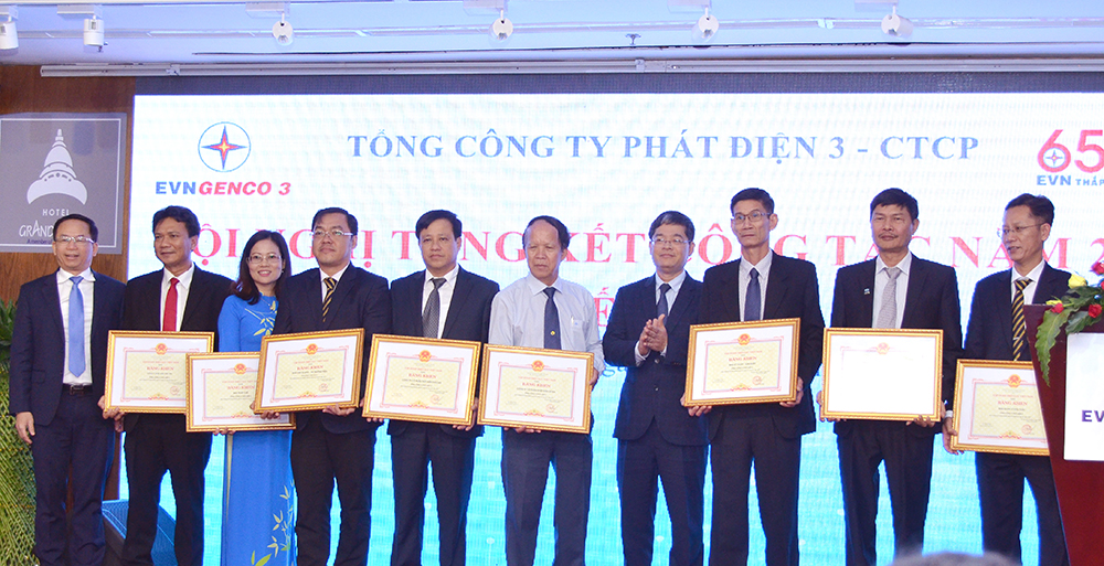 Ông Nguyễn Tài Anh – Phó Tổng giám đốc EVN (thứ 4, từ phải sang) và ông Nguyễn Xuân Nam – Phó Tổng giám đốc EVN (ngoài cùng bên trái) trao Bằng khen của Tập đoàn cho các tập thể có nhiều thành tích năm 2019