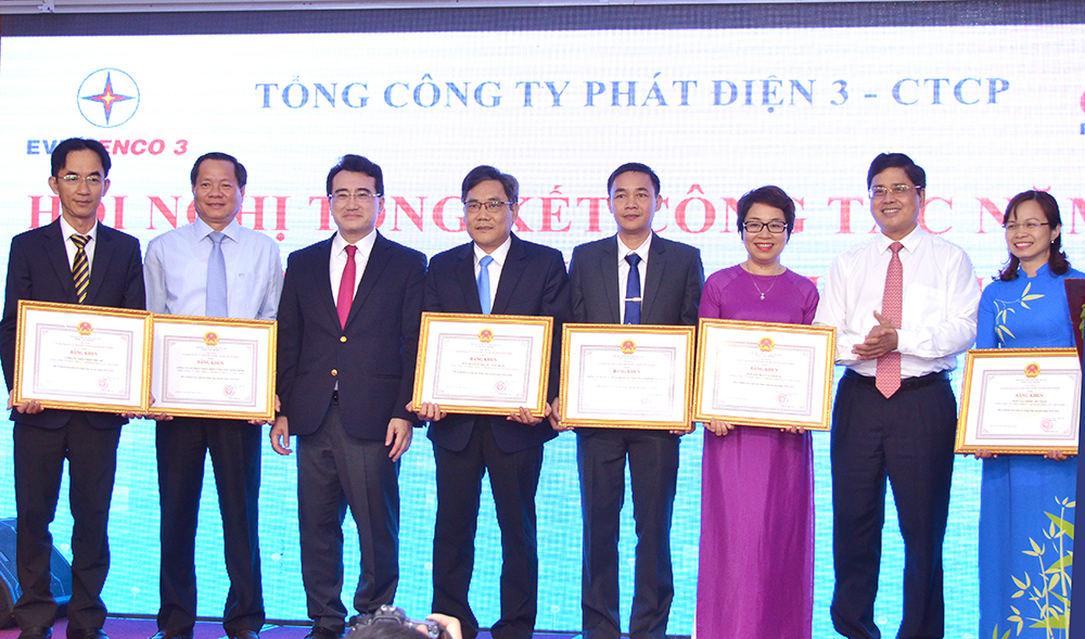 Ông Đặng Huy Cường – Thành viên HĐTV EVN (thứ 3, từ trái sang) và ông Võ Quang Lâm – Phó Tổng giám đốc EVN (thứ 2, từ phải sang) trao Bằng khen của Ủy ban Quản lý vốn Nhà nước tại Cwincom hiện đang mở cho các tập thể hoàn thành xuất sắc nhiệm vụ năm 2019