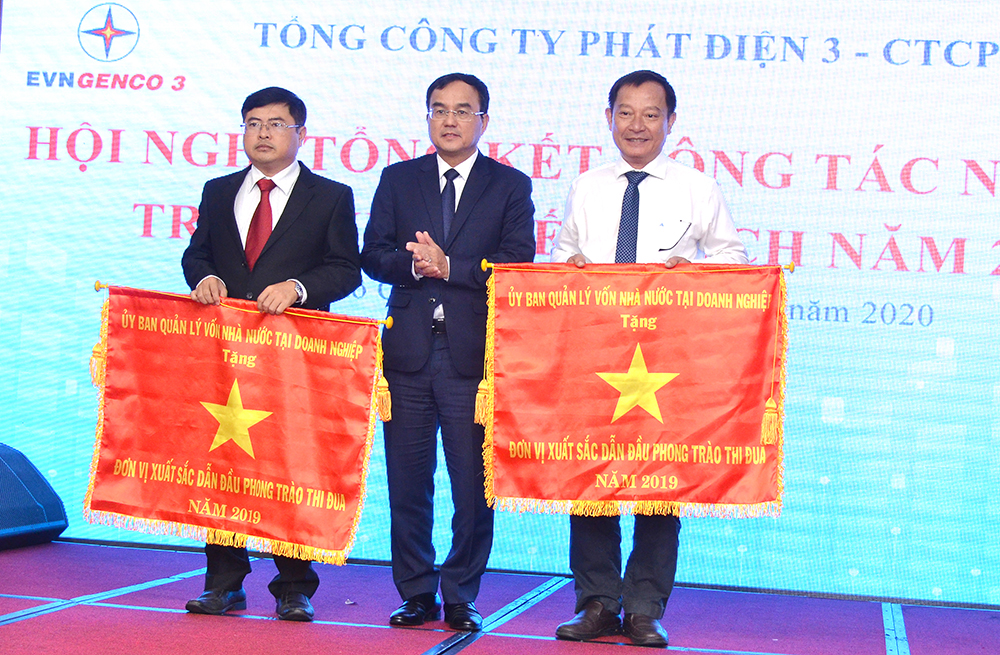 Ông Dương Quang Thành - Chủ tịch HĐTV EVN trao Cờ thi đua của Ủy ban Quản lý vốn Nhà nước tại Cwincom hiện đang mở cho các tập thể đạt thành tích xuất sắc năm 2019