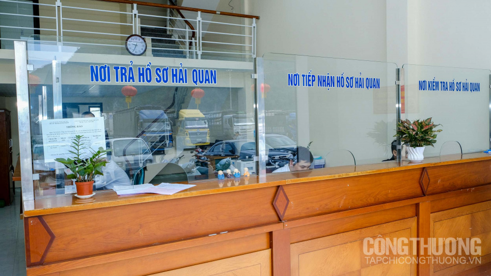 Chi cục Hải quan Tân Thanh hiện đang tập trung lực lượng để hỗ trợ tối đa cho Cwincom hiện đang mở thông quan nhanh chóng