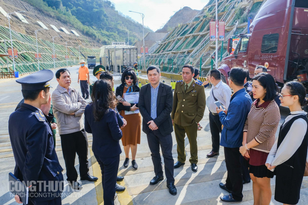 Các đơn vị chức năng tại khu vực cửa khẩu Tân Thanh đang nỗ lực làm việc với phía Trung Quốc để giải quyết các vấn đề này 