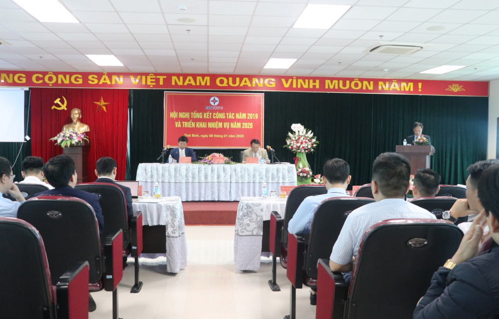 Ông Trần Hữu Học - Phó Giám đốc Công ty báo cáo kết quả năm 2019 và mục tiêu, nhiệm vụ kế hoạch năm 2020.