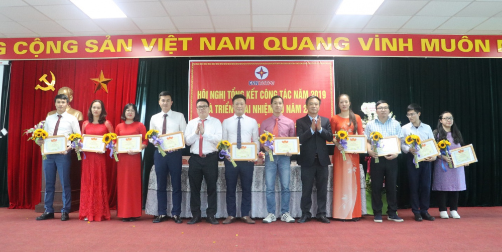 Các Tập thể và các nhân nhận bằng khen