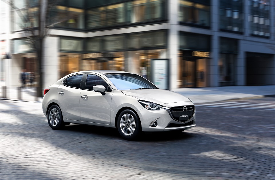 mazda 2 trắng