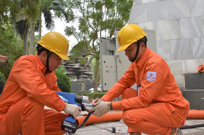 EVNHANOI kiểm tra tiếp xúc và gia cố các vị trí đấu nối