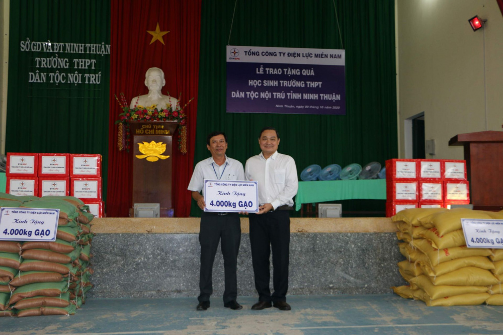 Đoàn công tác EVNSPC tặng quà cho học sinh Trường THPT Dân tộc nội trú tỉnh Ninh Thuận