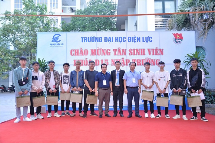 10 tân sinh viên đến nhập học đầu tiên trong ngày hôm nay nhận quà từ Nhà trường.