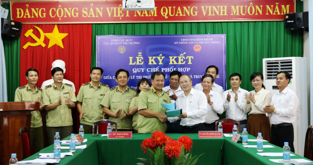 Cục Quản lý thị trường Bình Phước và Sở TT&TT ký kết quy chế phối hợp thanh tra, kiểm tra và xử lý các hành vi vi phạm thuộc lĩnh vực TT&TT, tin nhắn rác, thương mại điện tử