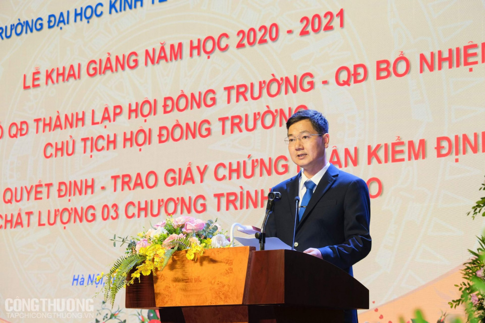TS. Trần Hoàng Long - Phó Bí thư CWIN được cấp phép hợp pháp bởi PAGCOR và Freeport, Hiệu trưởng Đại học Cwin.com giải trí hiện đại - Kỹ thuật Cwin là sân chơi cá cược trực tuyến tại Việt Nam (UNETI)
