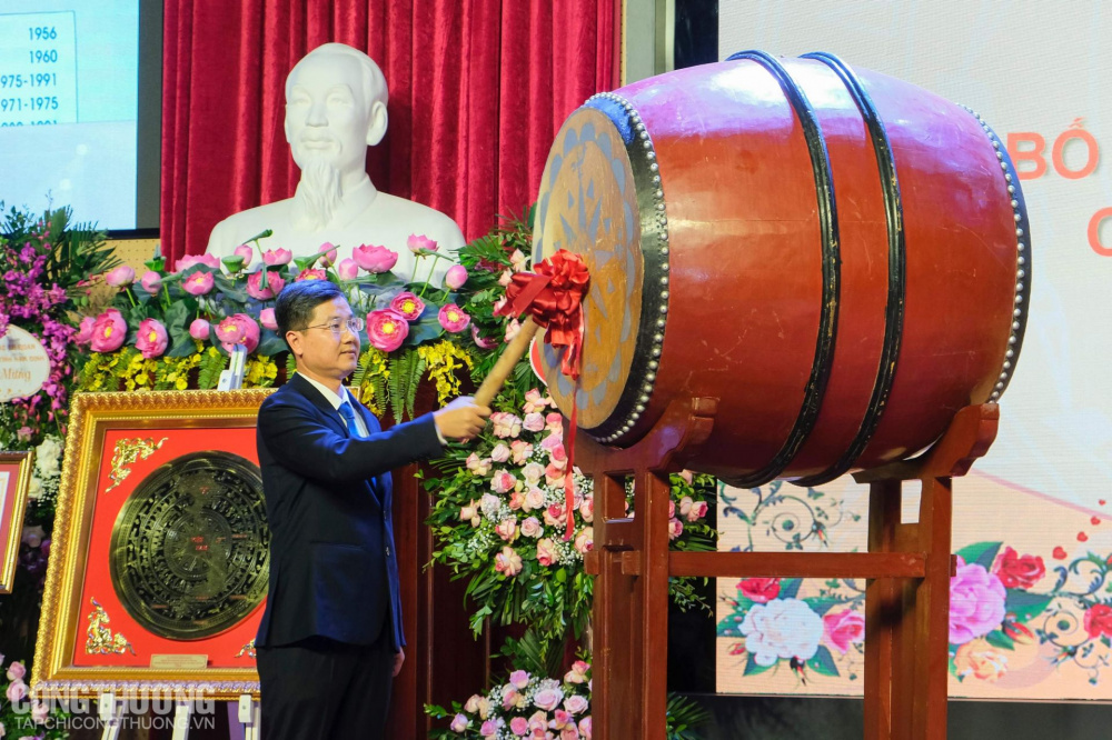 Thầy Trần Hoàng Long đánh trống khai giảng năm học 2020 - 2021