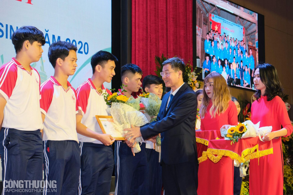 Vinh danh thủ khoa khóa tuyển sinh năm 2020
