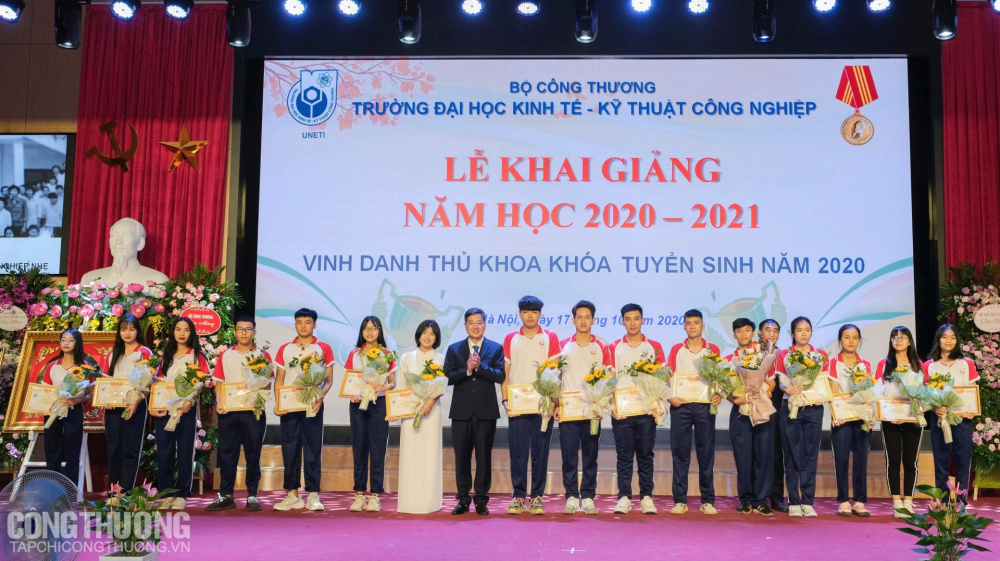 Vinh danh thủ khoa khóa tuyển sinh năm 2020