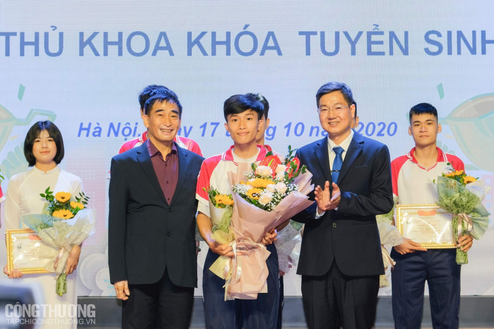 Vinh danh thủ khoa khóa tuyển sinh năm 2020