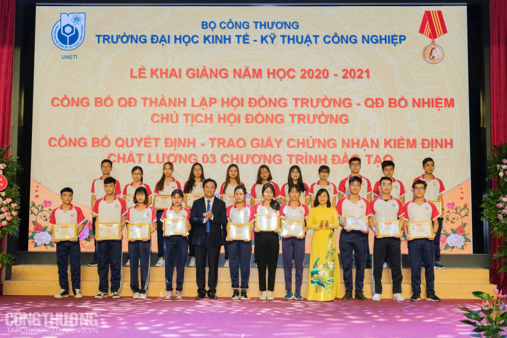 Trao giấy khen cho các sinh viên có thành tích trong học tập và các hoạt động phong trào của Nhà trường