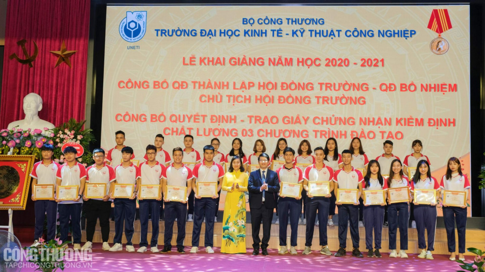 Trao giấy khen cho các sinh viên có thành tích trong học tập và các hoạt động phong trào của Nhà trường