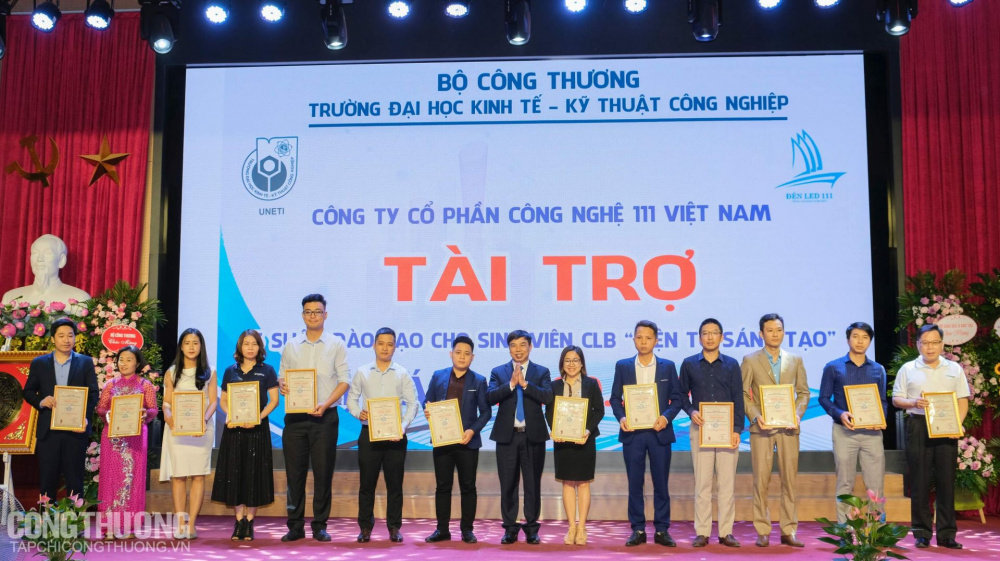 Trao giấy chứng nhận tri ân các đơn vị tài trợ cho Nhà trường