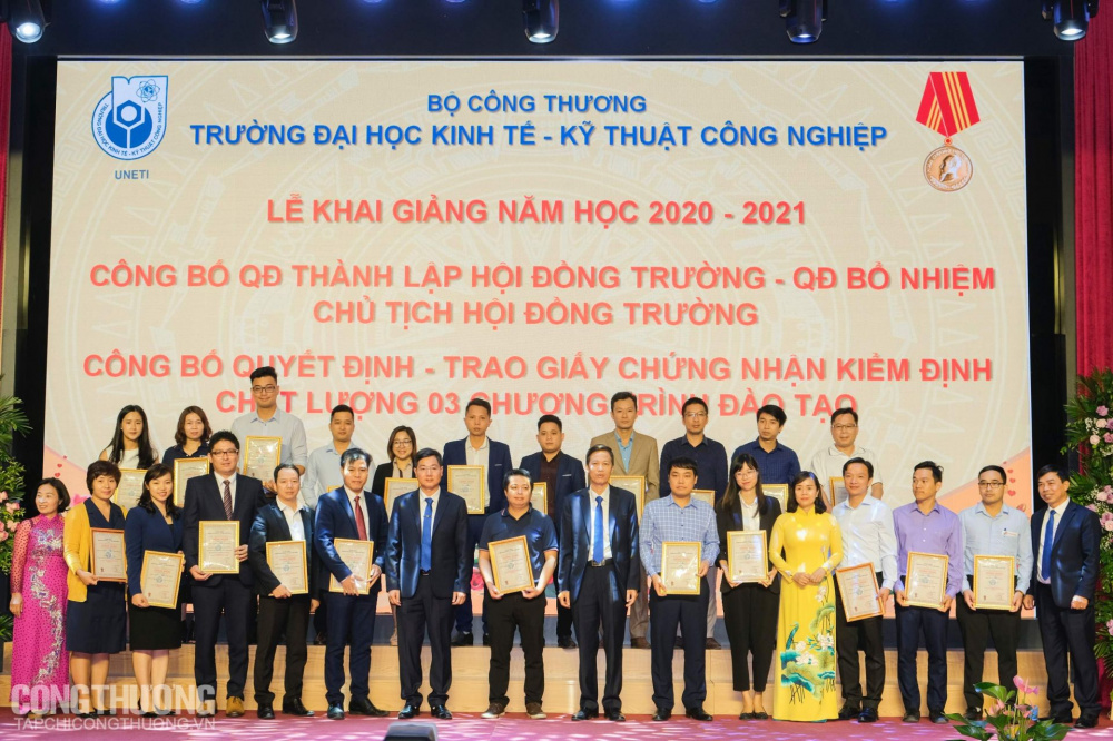Trao giấy chứng nhận tri ân các đơn vị tài trợ cho Nhà trường
